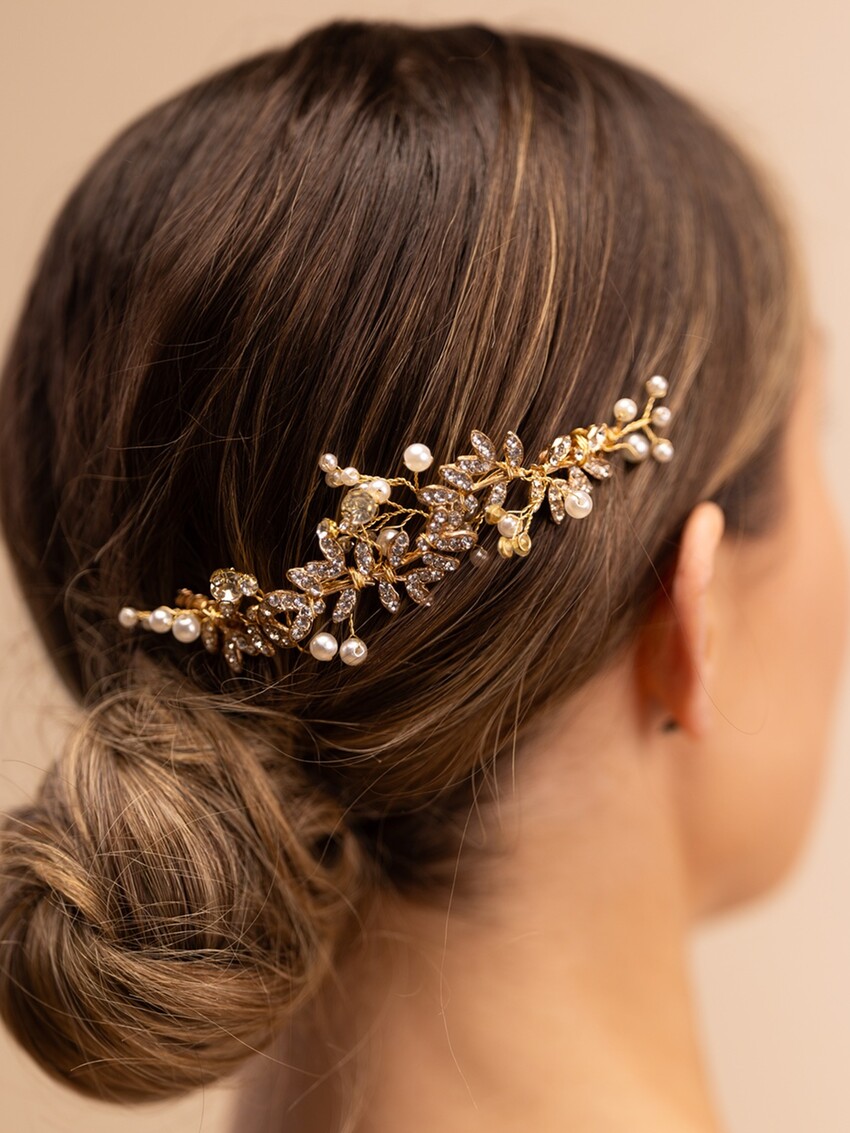 Fotografía: Perfect Bridal Peineta nupcial con diseño de hojas adornada con cristales dorados