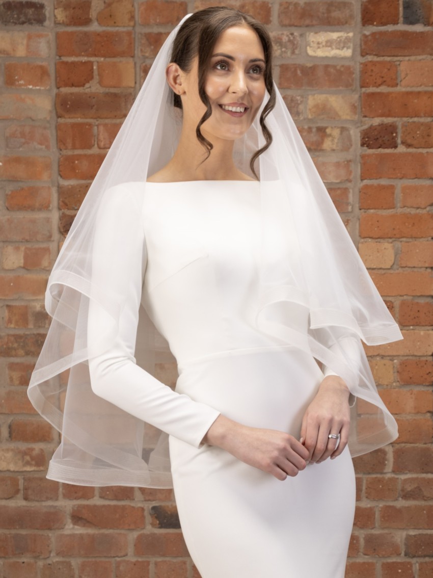 Fotografia: Perfect Bridal Véu curto com borda em crinolina de duas camadas, cor marfim