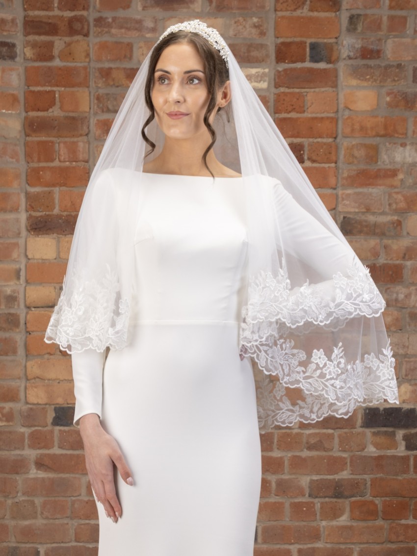 Fotografia: Perfect Bridal Véu curto de duas camadas em marfim, com borda larga de renda floral