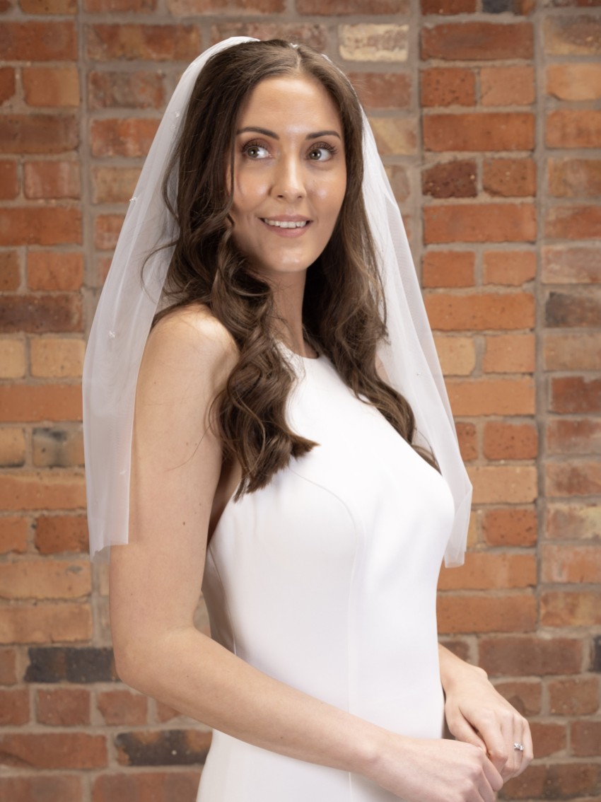 Fotografia: Perfect Bridal Véu curto em marfim, de uma camada, com borda recortada e cristais espalhados