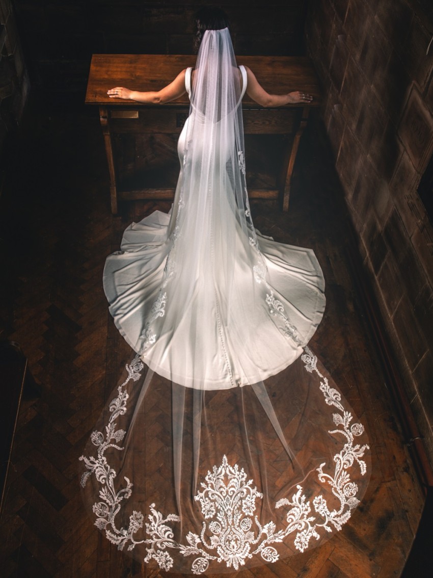 Fotografia: Perfect Bridal Véu de catedral de renda ornamentada, de uma camada, em marfim