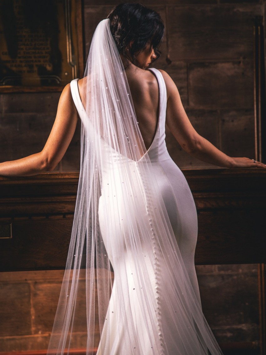 Fotografia: Perfect Bridal Véu de catedral em marfim, de uma camada, com borda recortada e cristais espalhados
