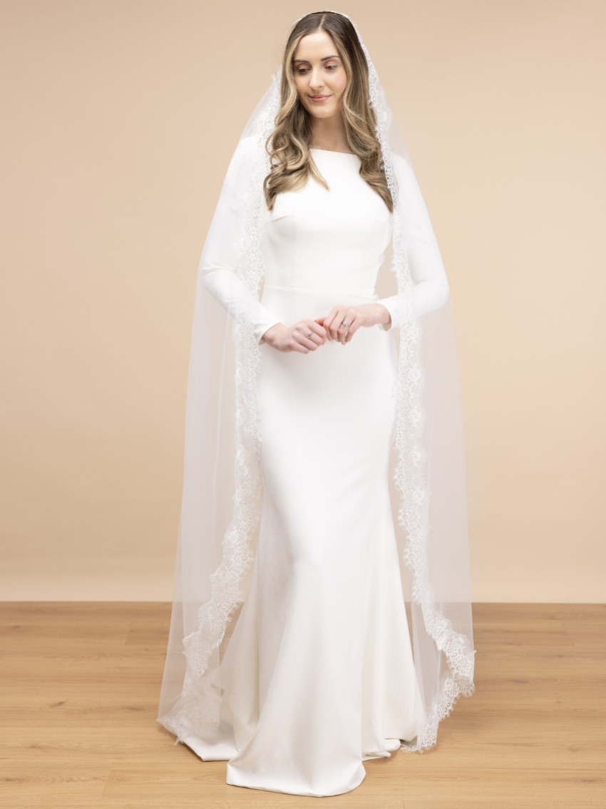 Fotografía: Perfect Bridal Velo catedral de una sola capa con borde de encaje Chantilly en color marfil