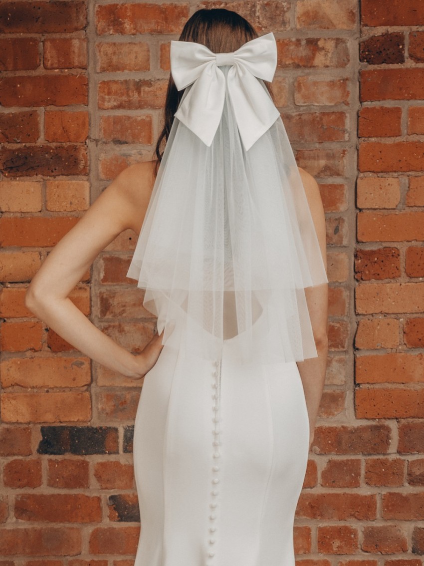 Fotografía: Perfect Bridal Velo corto con lazo de dos capas en color marfil