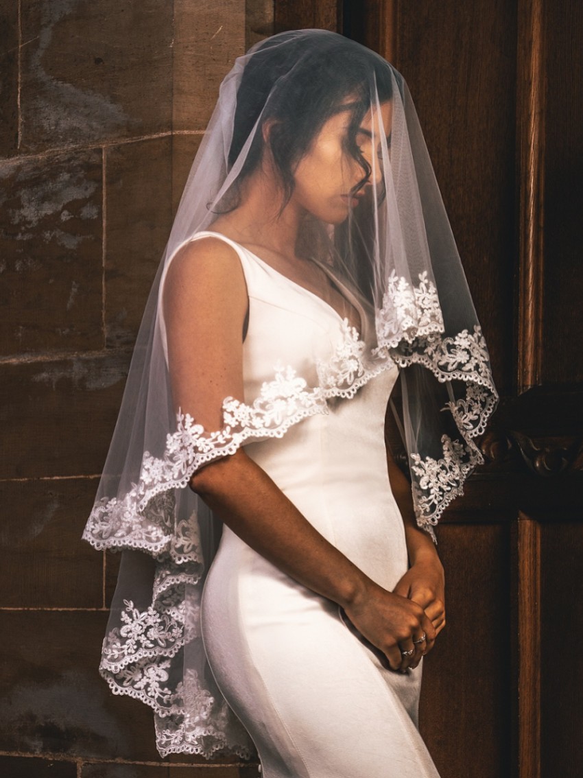 Fotografía: Perfect Bridal Velo de dos capas en color marfil con bordes de encaje floral y largo hasta la punta de los dedos