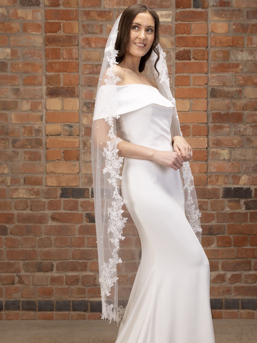 Fotografía: Perfect Bridal Velo de una sola capa color marfil, estilo «waltz», con perlas y borde de encaje floral