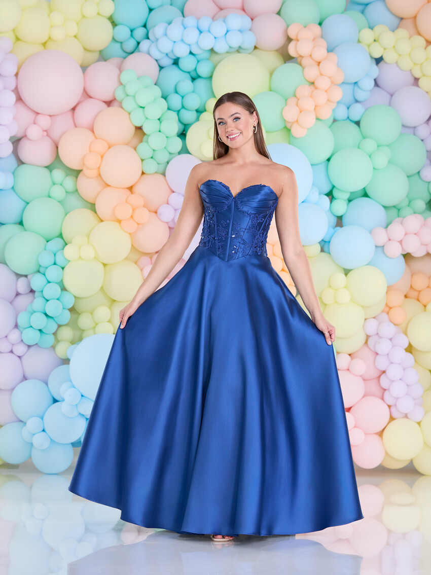 Photograph: Robe de bal « Becki » de Tiffany's, bleu nuit
