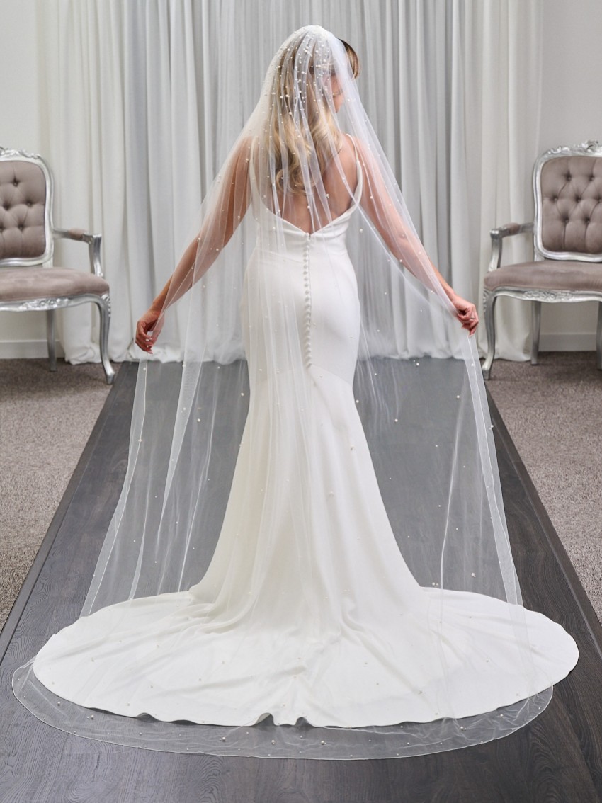 Photograph: San Diego Ivory Single Tier Pearl Embellished Long Veil (voile long ivoire à un seul étage orné de perles)