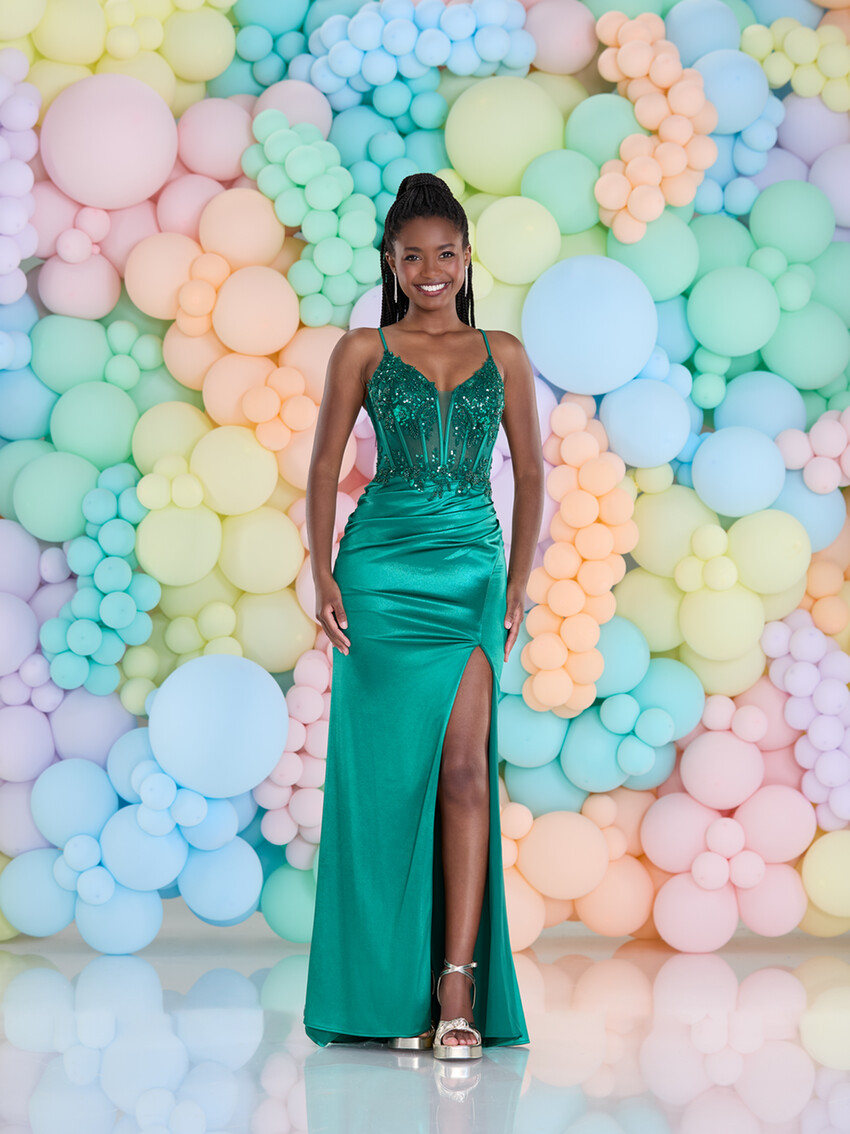 Fotograf: Tiffanys Natalia – Grünes, verziertes Korsett-Oberteil als Ballkleid mit Schlitz