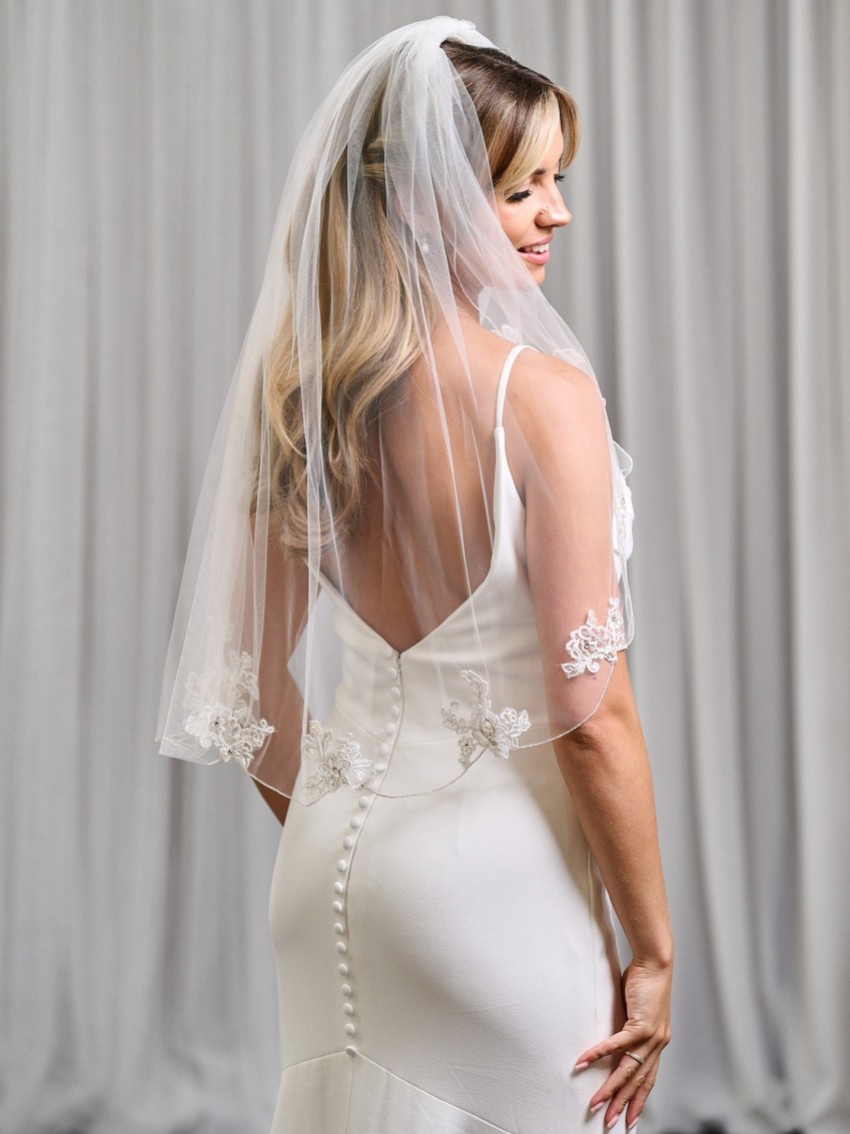 Fotografia: Véu Carlisle Ivory de uma camada com borda recortada e apliques de renda