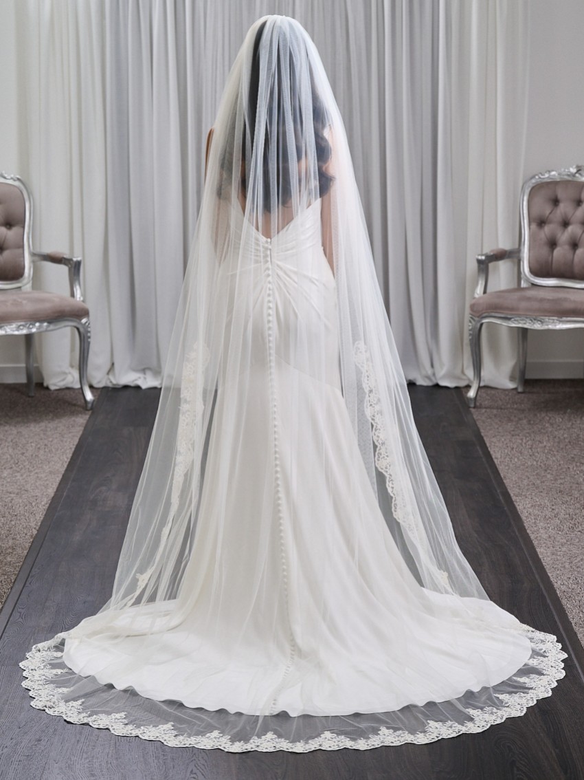 Fotografia: Véu longo de tule italiano de camada única Harrogate com borda em renda com contas