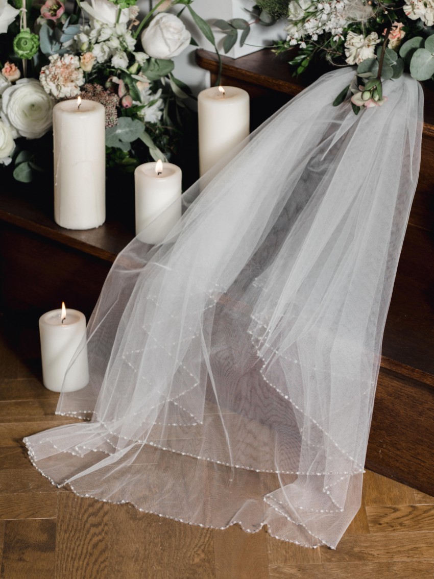 Fotografía: Velo de dos capas Fairmont Ivory, hasta la punta de los dedos, con borde de perlas y pedrería