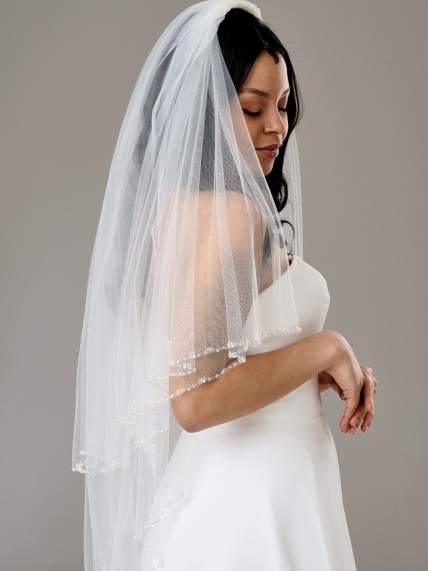 Fotografía: Velo de novia de Arlington con dos capas y borde de cuentas y lentejuelas