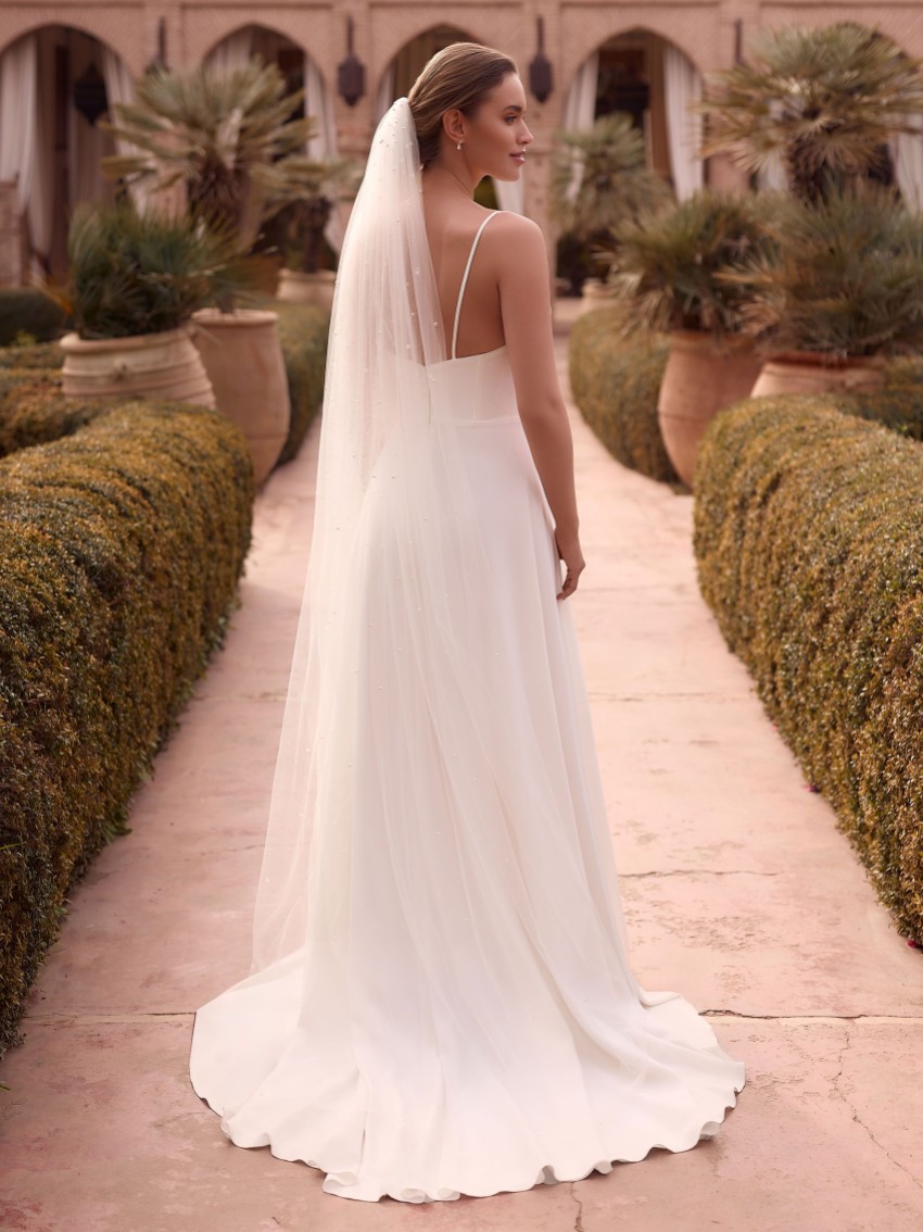 Photograph: Voile de mariée long jusqu'au sol, à un rang, parsemé de perles, couleur ivoire, modèle S543