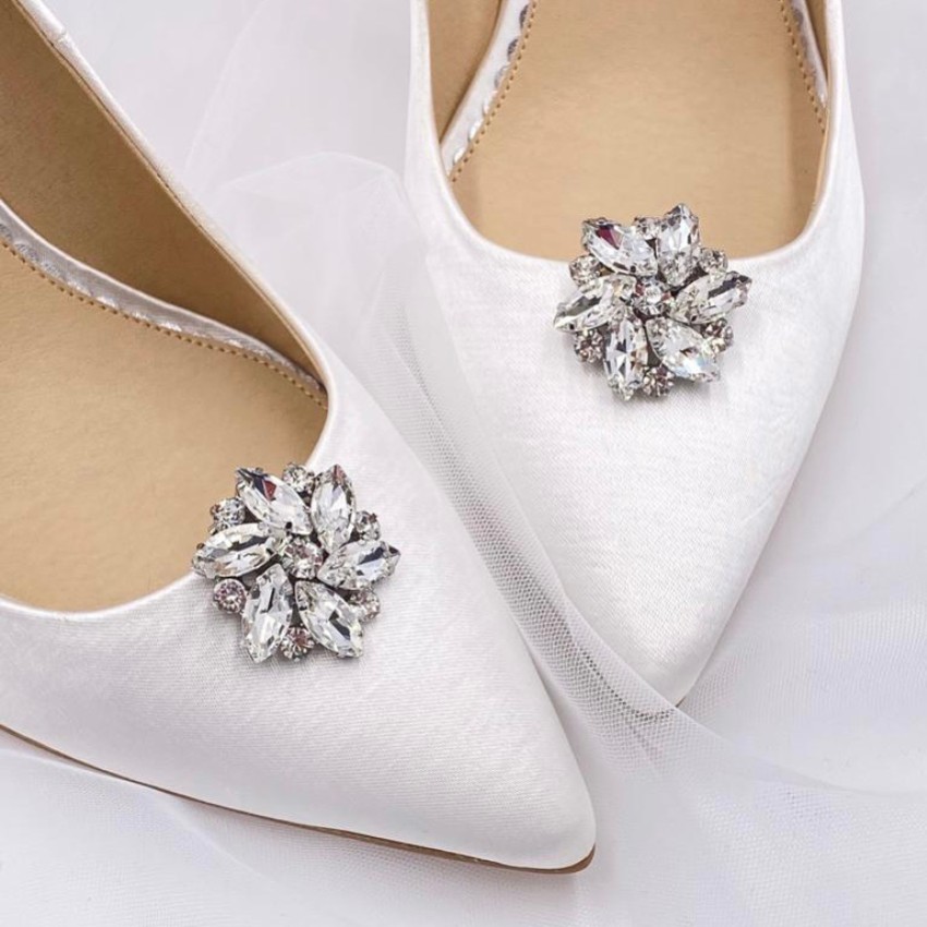 Fotografía: Adornos para zapatos con forma de flor de cristal plateado