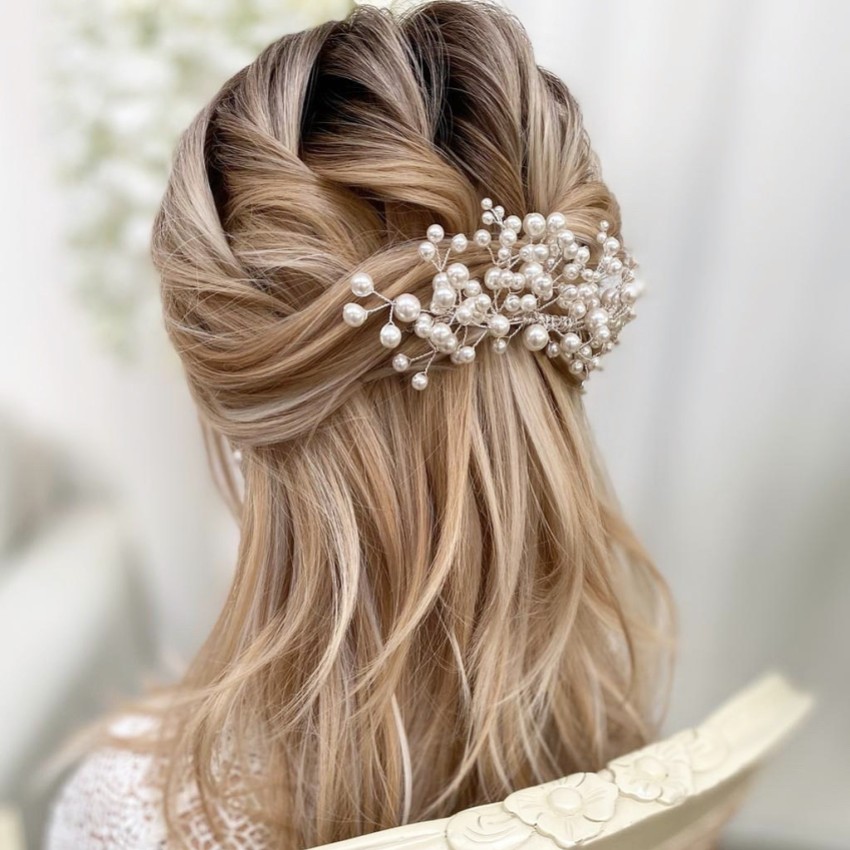 Photograph: Arianna Everlasting Pearl Veil Comb AR631