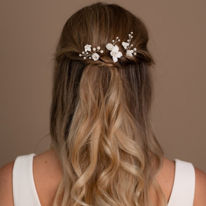 Fotografia: Arianna Flores de porcelana brilhantes e ganchos de cabelo com pérolas ARP745