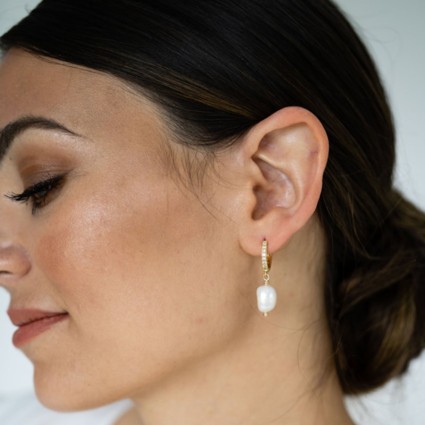 Fotografía: Arianna Pendientes de aro con diamantes de imitación y perla colgante ARE688