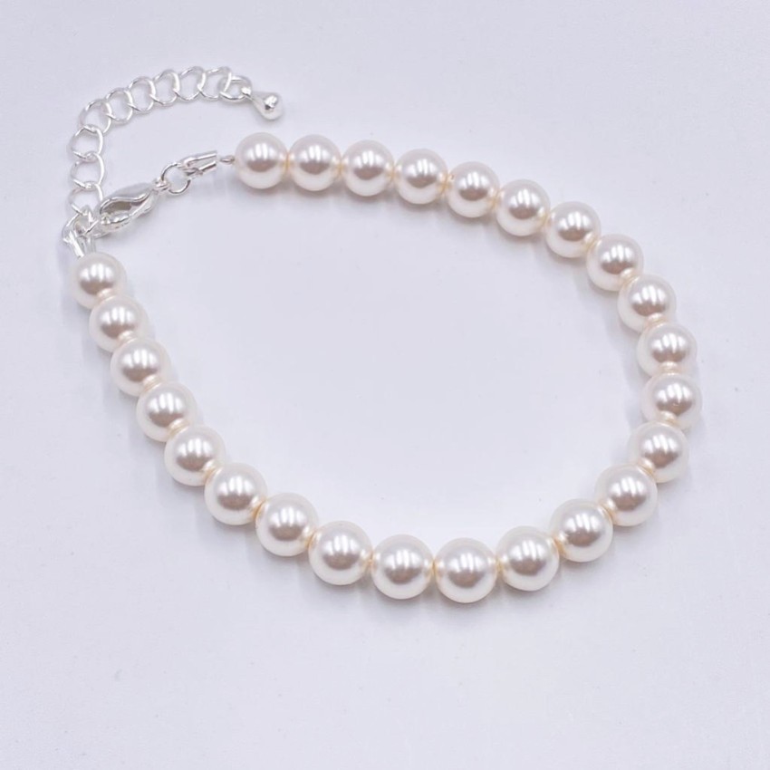Photograph: Arianna Simple Pearl Bracelet
