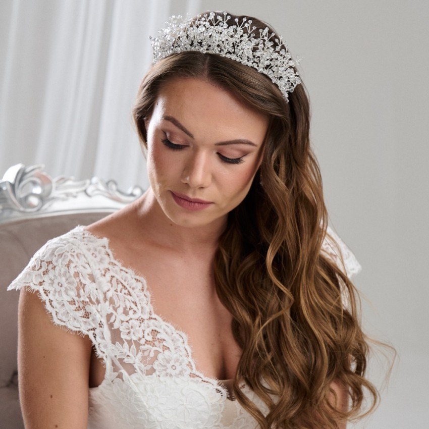 Zdjęcie: Arianna Tiara Zara z efektownymi kryształowymi zdobieniami AR762