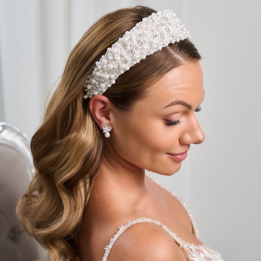 Photograph: Bandeau Laila Statement orné de perles et de cristaux