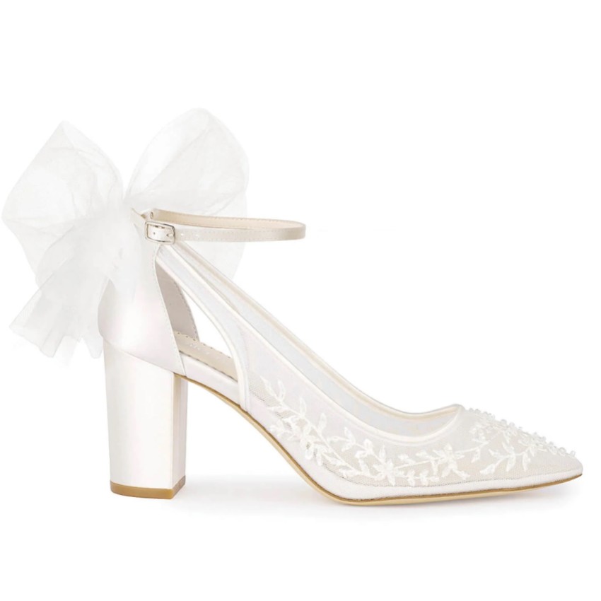Fotografia: Bella Belle Sapatos de salto grosso com renda bordada com contas e motivos florais em Easton Ivory, com laços de tule