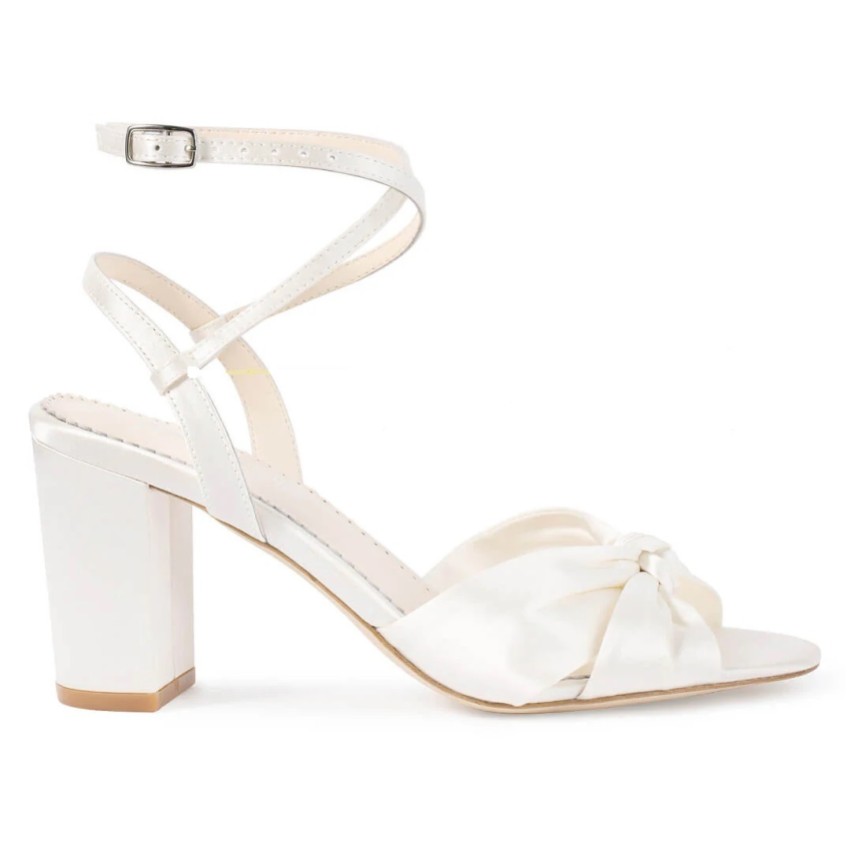 Photograph: Bella Belle Sienna Ivory Silk Knotted Block Heel Sandals (Sandales à talons noués en soie ivoire)