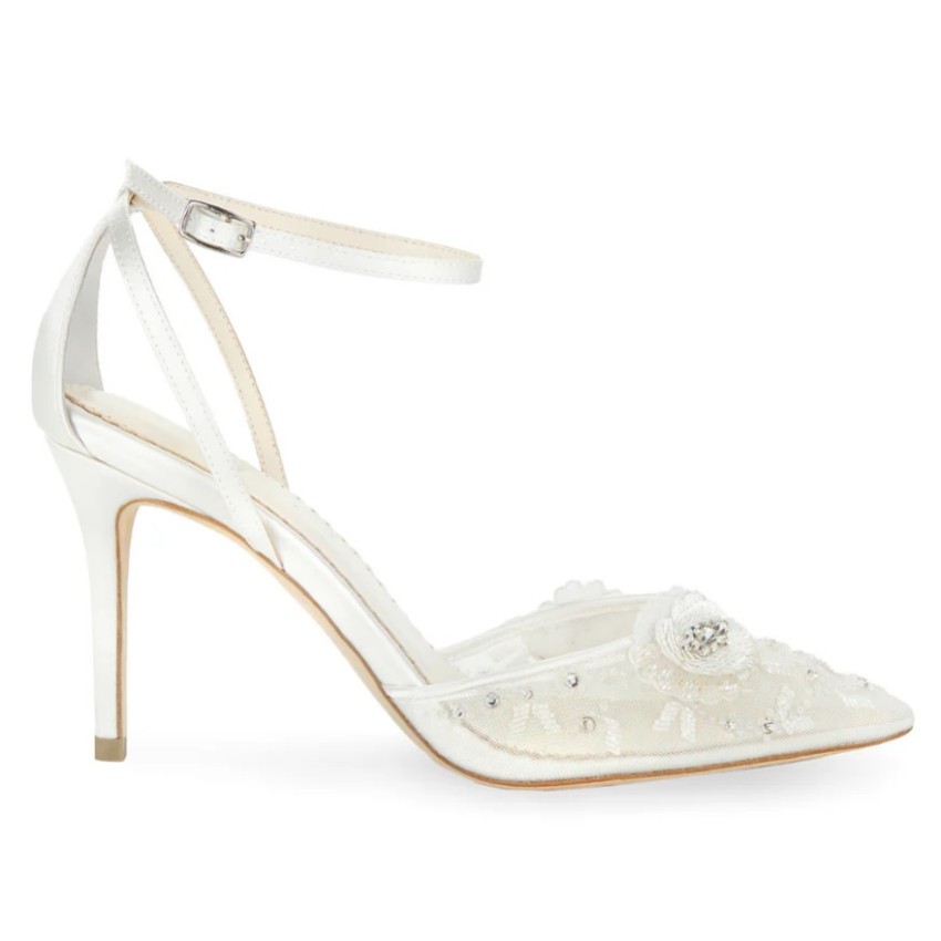 Fotografía: Bella Belle Zapatos de novia de tacón alto con tiras al tobillo y estampado floral de Norah Ivory