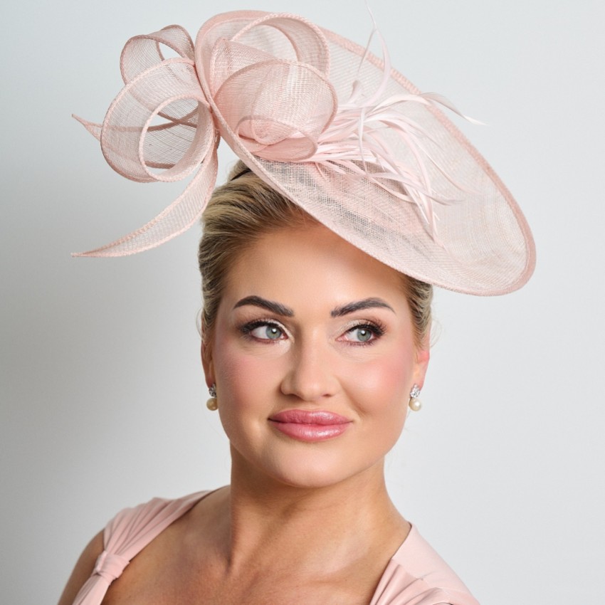 Fotograf: Blush Pink Große Sinamay Scheibe Hochzeit Fascinator