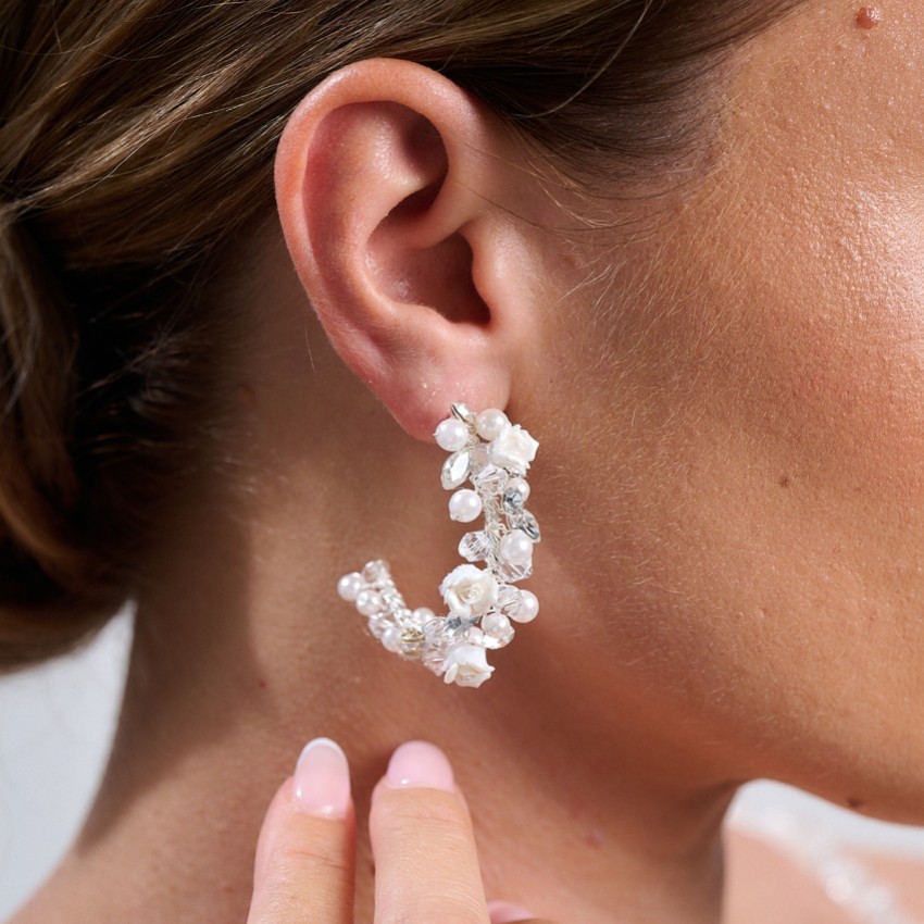 Photograph: Boucles d'oreilles argentées Amelia Ivory Porcelain Flower