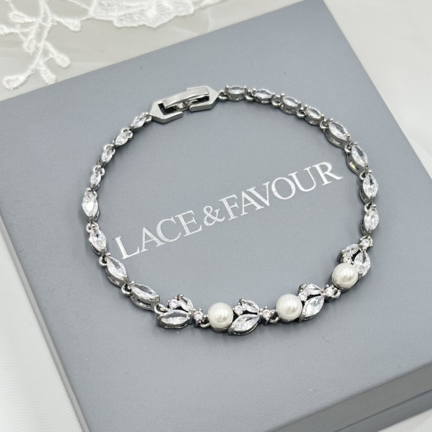 Photograph: Bracelet de mariage Tamara en argent, zircon cubique et perles