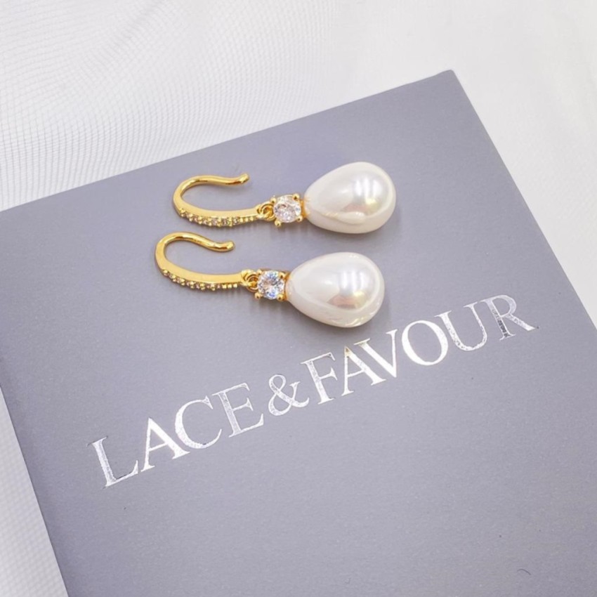 Fotografia: Brincos Dolci Gold com pérolas em forma de lágrima adornadas com cristais