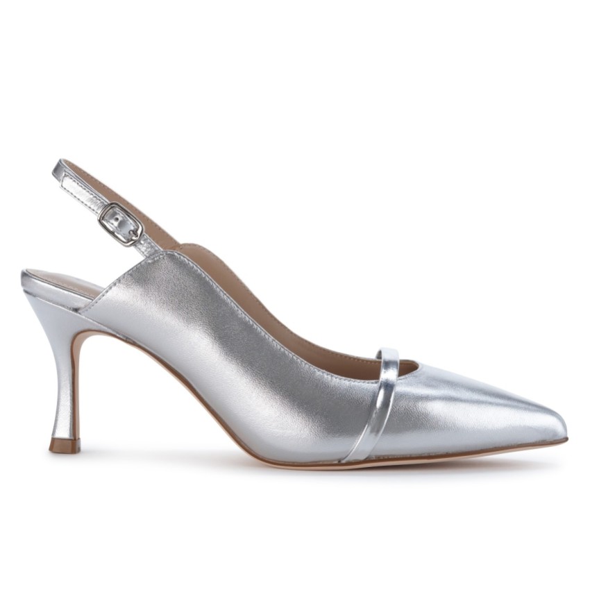 Fotograf: Capollini Emory Silberne Leder Slingbacks mit mittlerem Absatz und Patentriemen