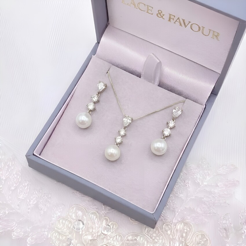 Fotografia: Celine Triple Crystal and Pearl Drop Jewellery Set