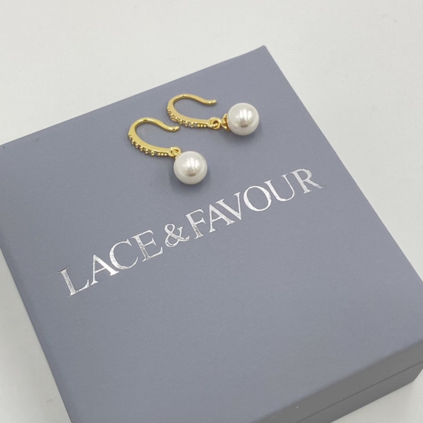 Fotograf: Chloe Gold zierliche Perle Tropfen Hochzeit Ohrringe