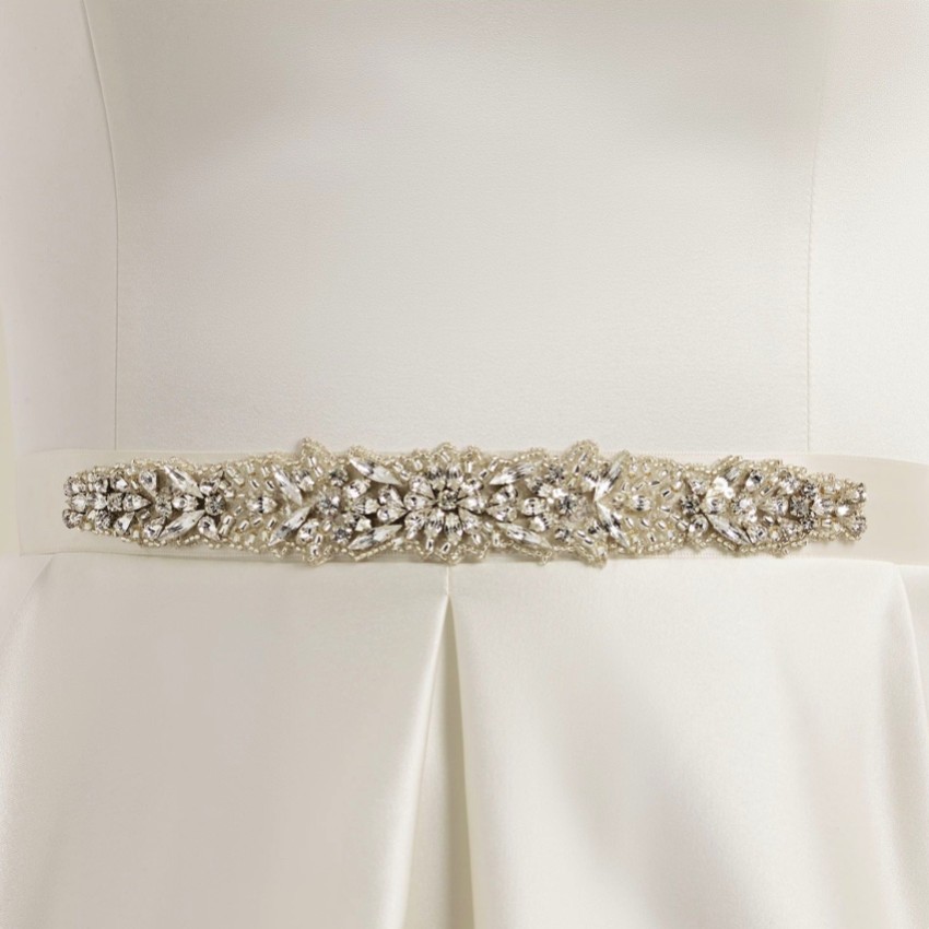 Fotografia: Cinto de cetim com detalhes em cristal branco para vestido de noiva