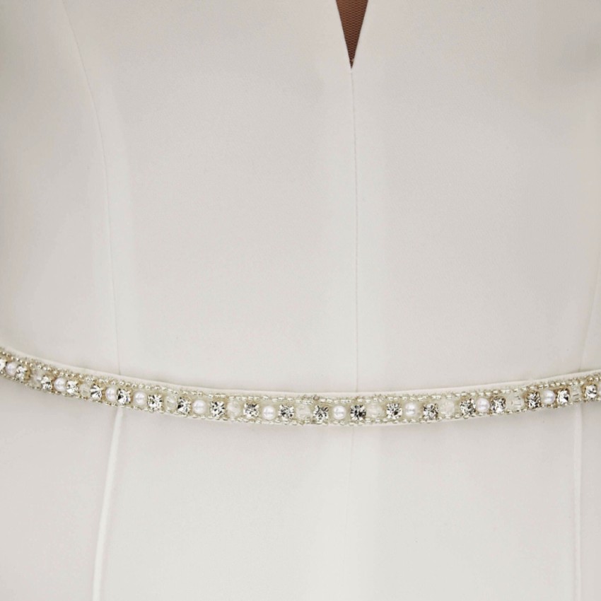 Fotografia: Cinto de cetim para vestido de noiva, estreito, com detalhes em pérolas, da Bianco