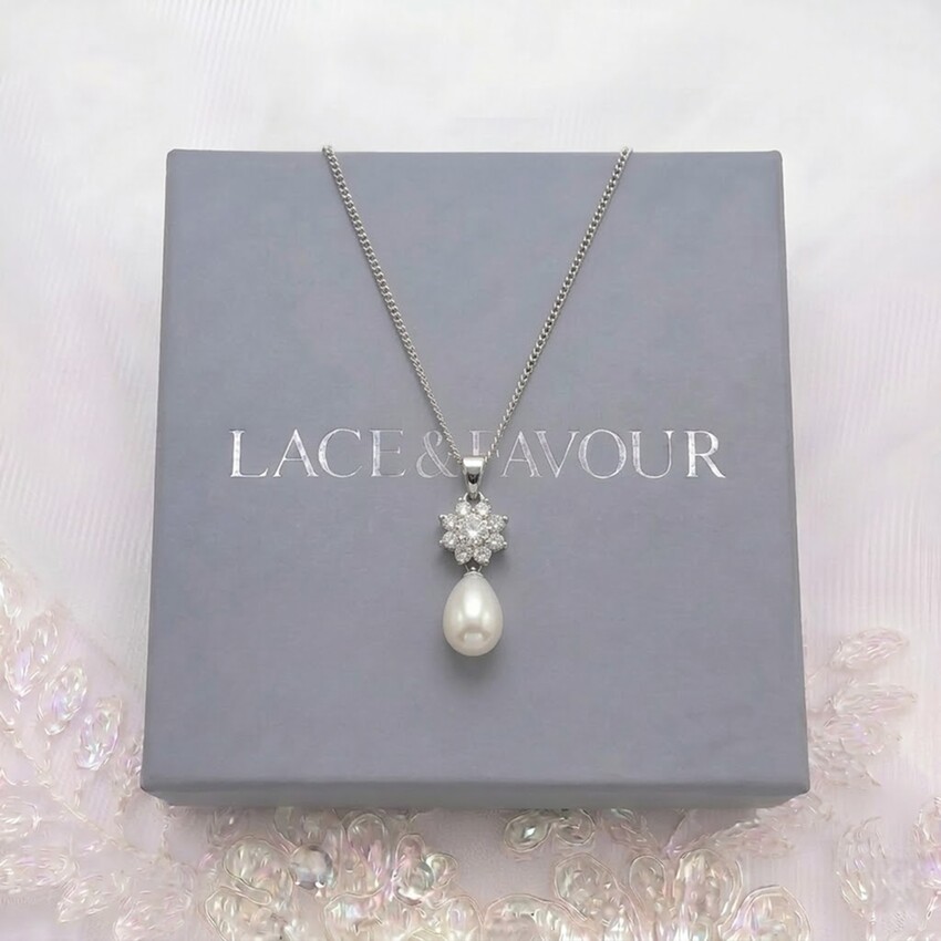Fotografia: Collana da sposa con ciondolo 