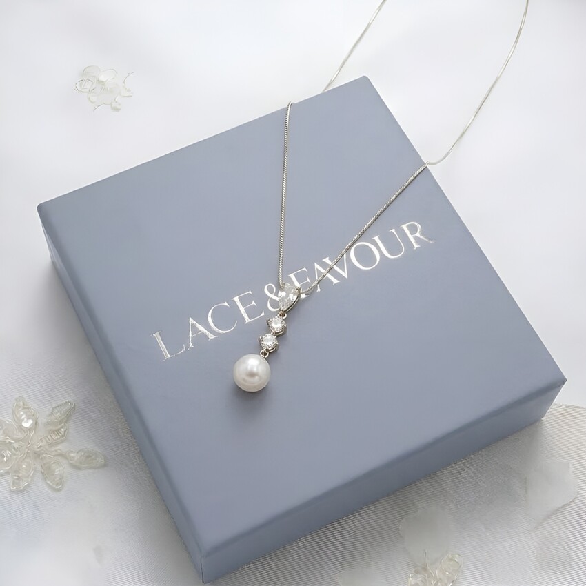 Photograph: Collier Céline avec pendentif à trois cristaux et perle