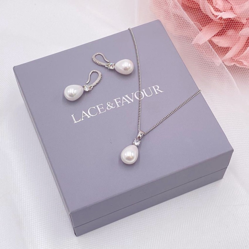 Fotografia: Conjunto de joias de noiva Dolci com cristais prateados e pérolas em forma de lágrima