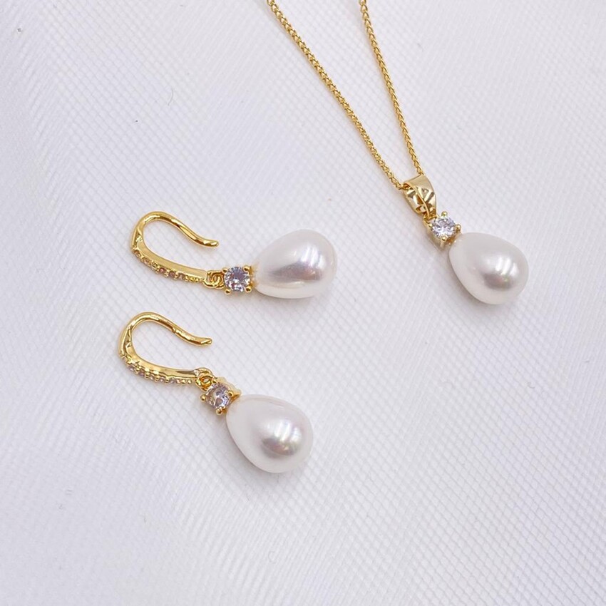 Fotografía: Conjunto de joyas nupciales «Dolci Gold Crystal» y «Teardrop Pearl»
