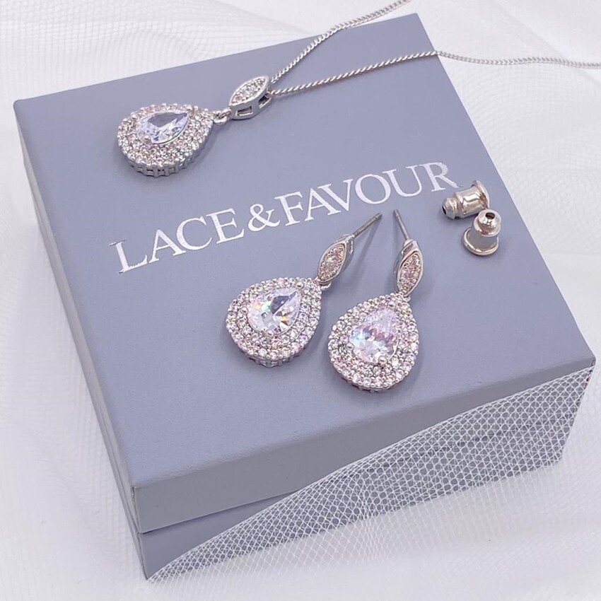 Fotografía: Conjunto de joyas nupciales «Teardrop» con adornos de cristal de Izzie