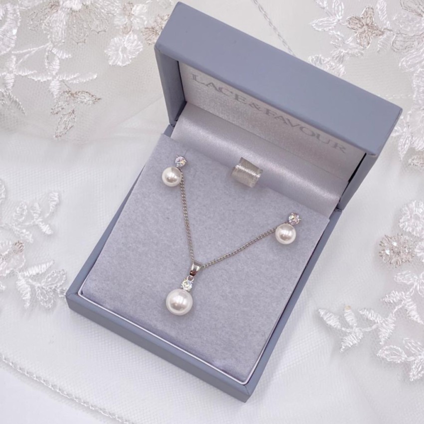 Fotografía: Conjunto de pendientes y colgante con perlas delicadas de Evie