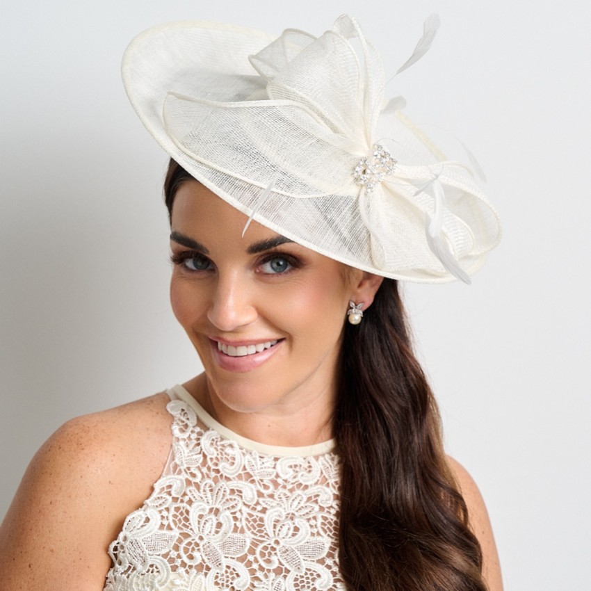 Fotograf: Creme Diamante Bogen große Sinamay Scheibe Hochzeit Fascinator