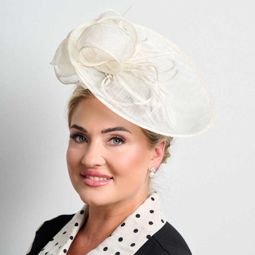 Fotograf: Creme große Sinamay Scheibe Hochzeit Fascinator