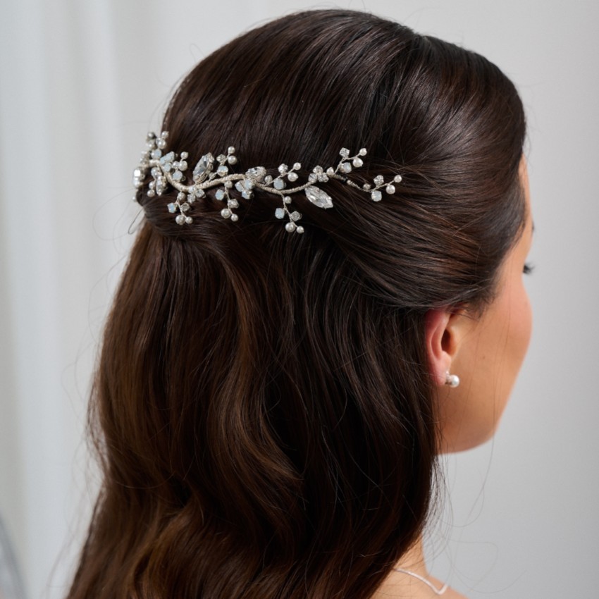 Fotografía: Diadema de boda con cristal Opal, perlas y adornos de Adeline