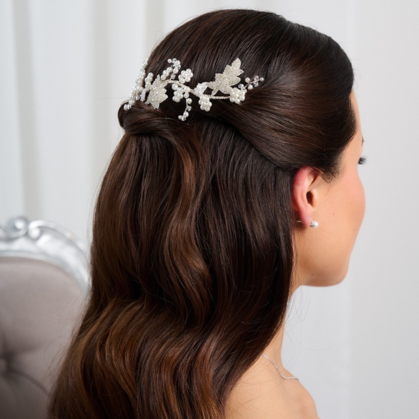Fotografía: Diadema de hojas con abalorios y perlas marfil de inspiración vintage de Elouise
