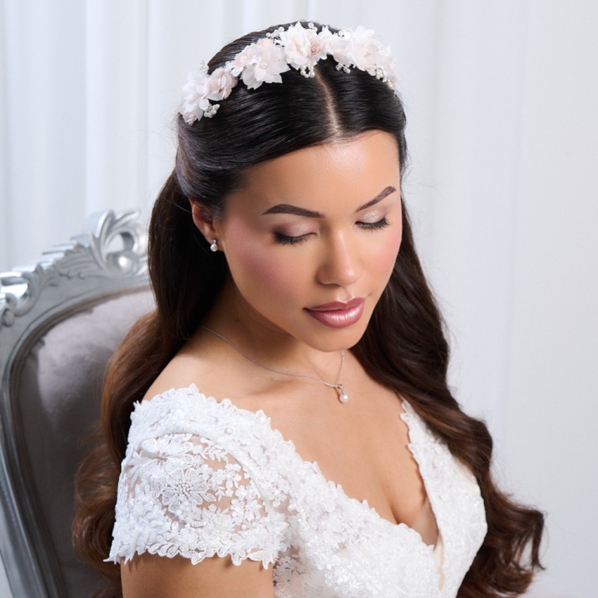 Fotografía: Diadema nupcial con flores en tono rosa pálido y perlas