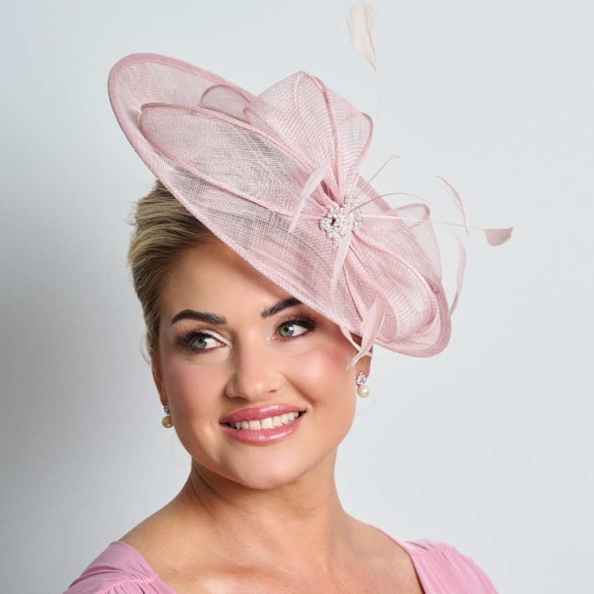 Fotograf: Dusky Pink Diamante Bogen große Sinamay Scheibe Hochzeit Fascinator