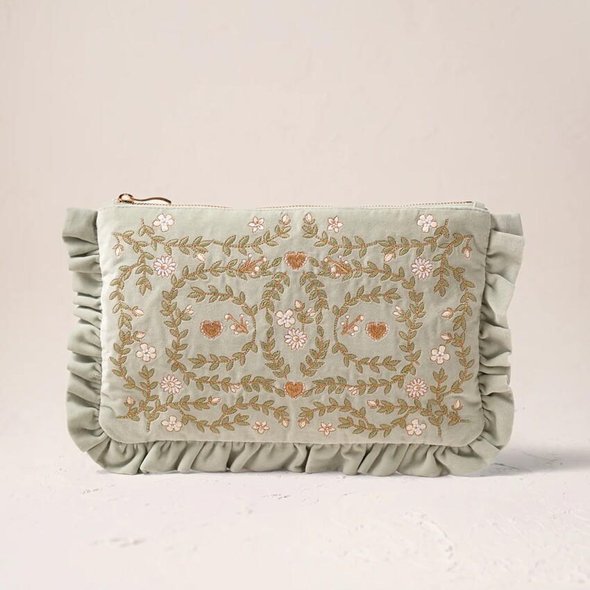 Fotografia: Elizabeth Scarlett English Garden Sage Green Velvet Frill Pouch